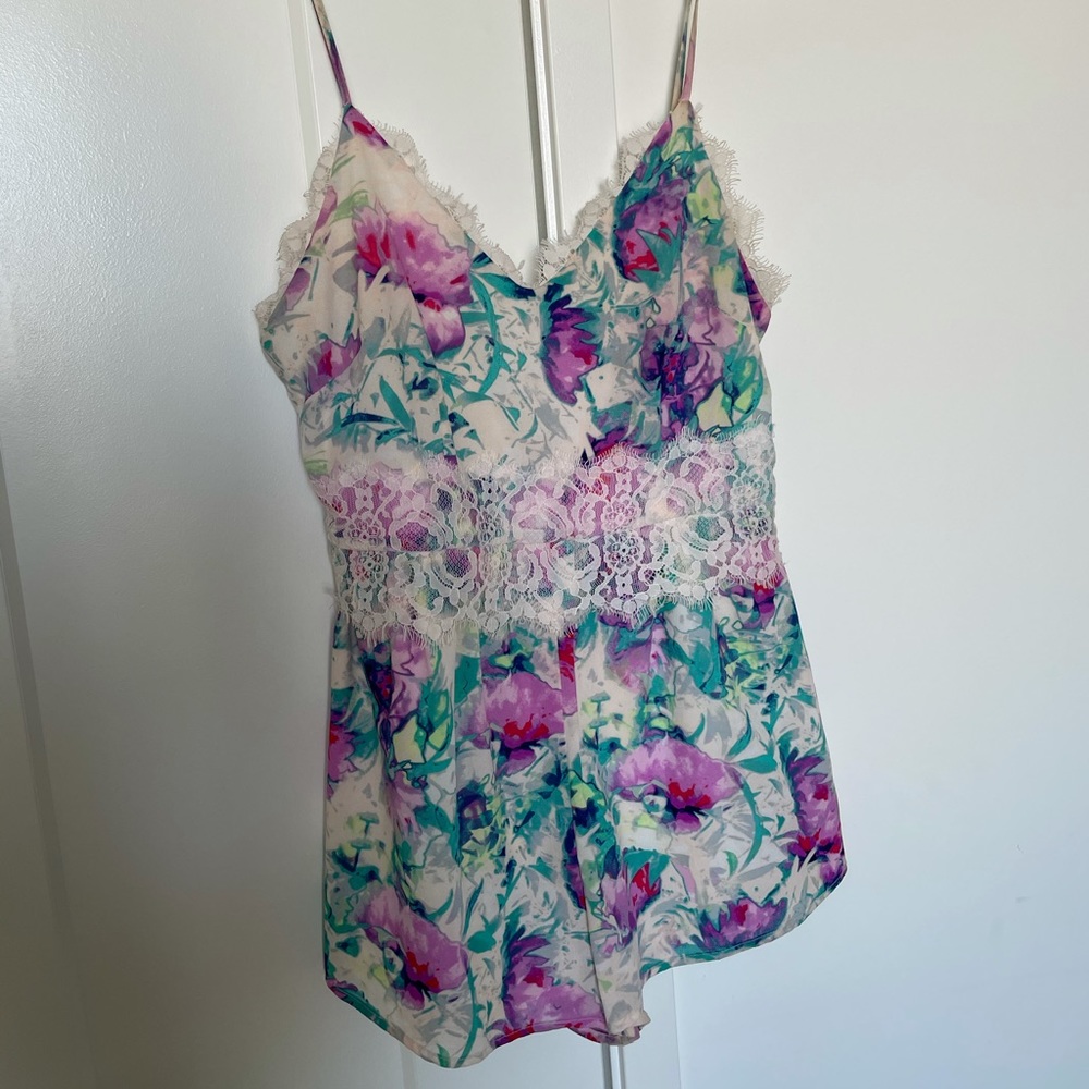 Floral romper with lace